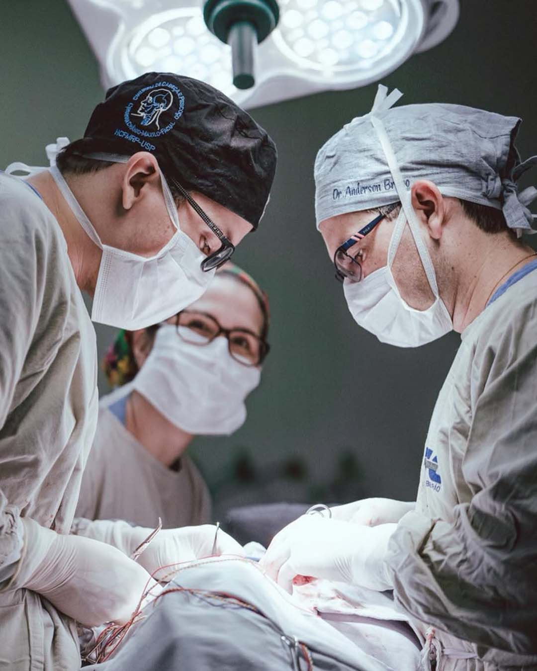 Cirurgia de cabeça e pescoço em equipe