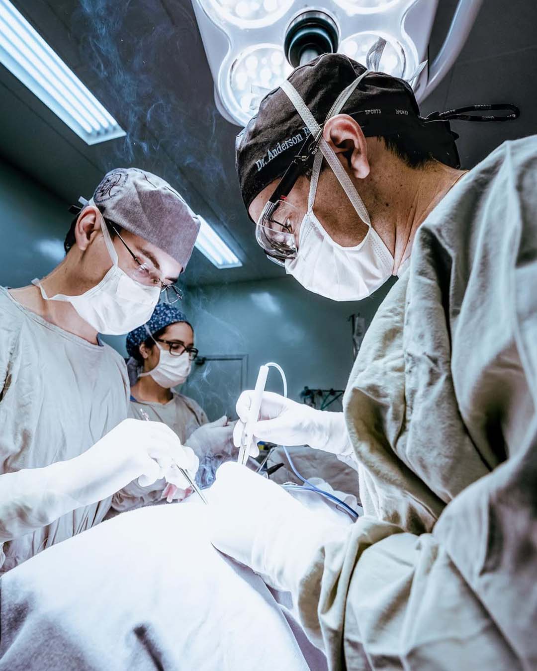 Dr. Anderson Bruno em cirurgia