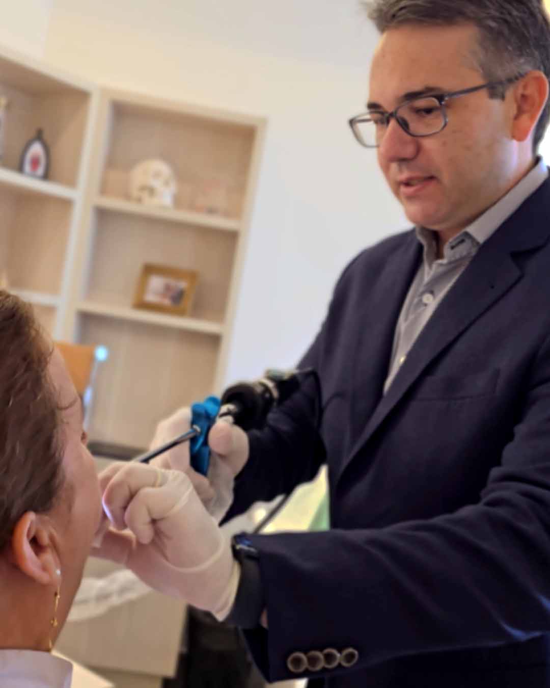 Dr. Anderson Bruno realizando videolaringoscopia no consultório